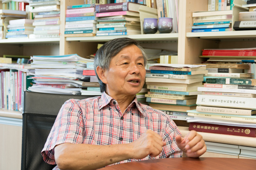 中央大學客家學院榮譽教授羅肇錦。圖／取自中央大學新聞網