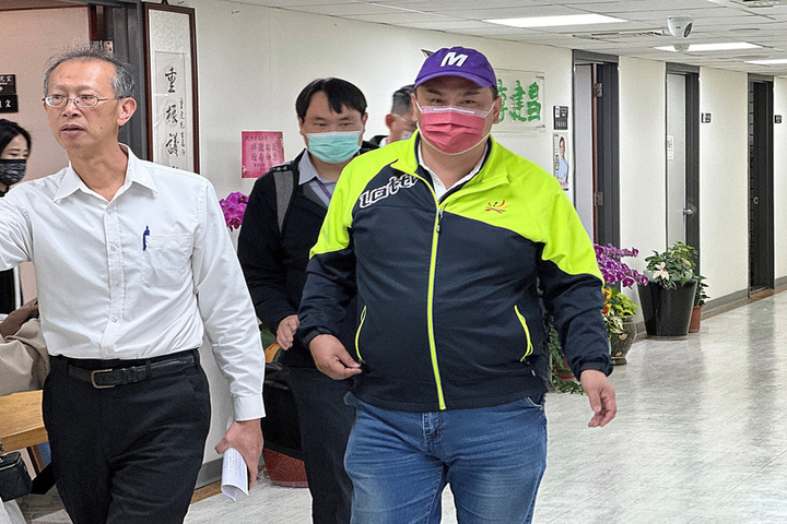 北巿議員陳重文（戴帽者）遭搜索約談。圖/取自中央社