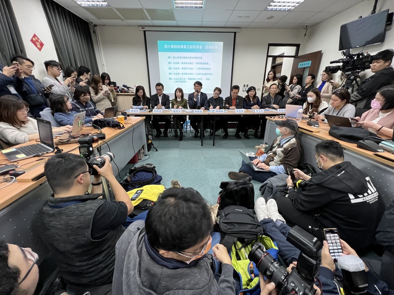 民眾黨8立委提國會改革訴求。圖／中央社