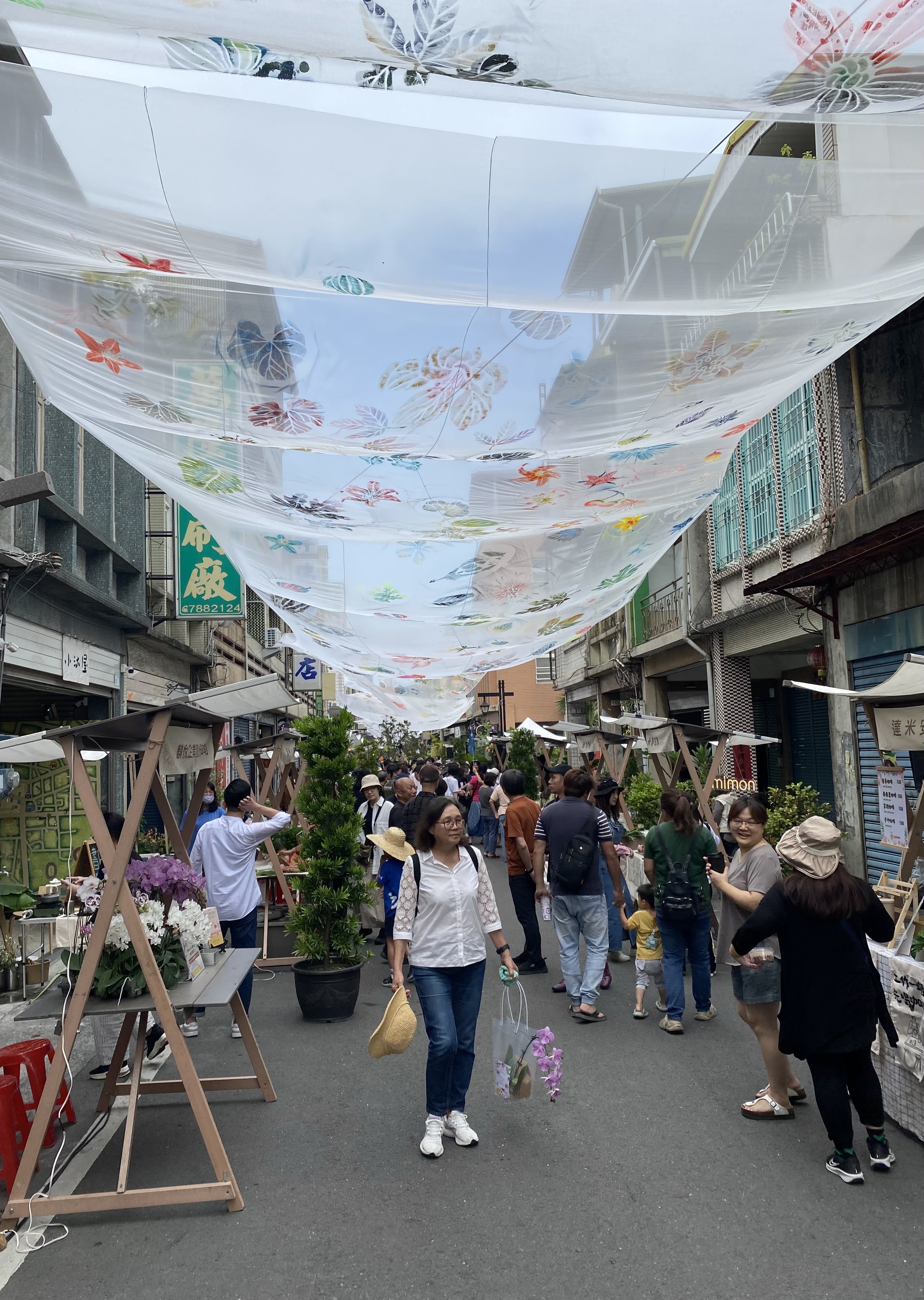 封街的裝飾白紗，上面拓滿潮州盛產的果樹綠意與花朵圖案，都是在地居民參與共同完成。圖/記者田瑜萍攝