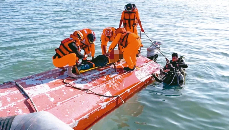 大陸一艘快艇14日在金門北碇島海域被海巡隊驅離，船上4人落海，2人身亡。圖為海巡隊檢視翻覆船隻。圖／取自金門海巡署