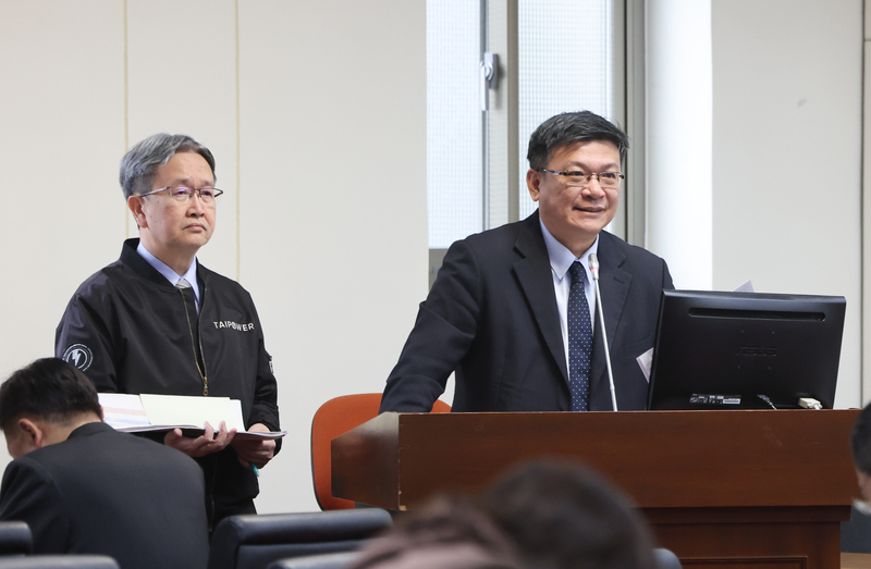 立法院經濟委員會19日審查114年度中央政府總預算案，台電董事長曾文生（右）、總經理王耀庭（左）列席備詢。圖/ 中央社