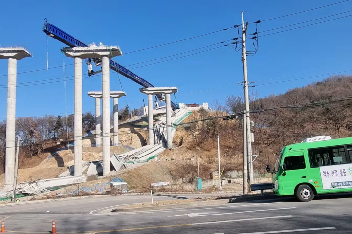 韓國興建中的高架道路突然坍塌。突/取自KBC《YouTube》官方頻道