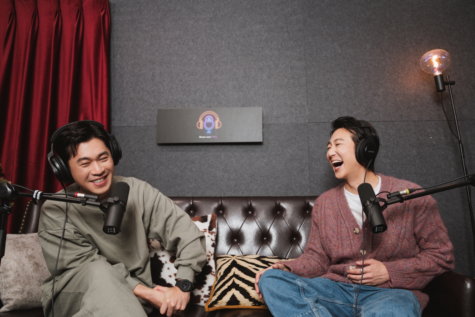 《張懷秋（右）開Podcast頻道「白日夢非常秋」為即將推出的籃球節目熱身，首集邀黃迪揚暢談演藝生涯的心路歷程。圖/犢影制作、有意思國際傳播提供