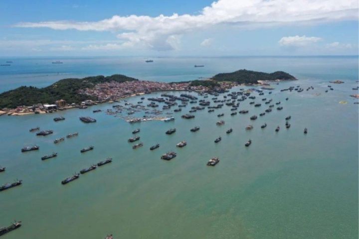 大陸沿海漁船數量龐大，圖為東山島開漁現場。圖/取自龍海區融媒體