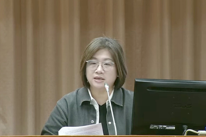 民進黨立委陳培瑜當時在公聽會上一上台就表示,「身為法盲的自己為什麼還可以站在公聽會上?因為看到更法盲的提案」。圖/取自陳培瑜臉書