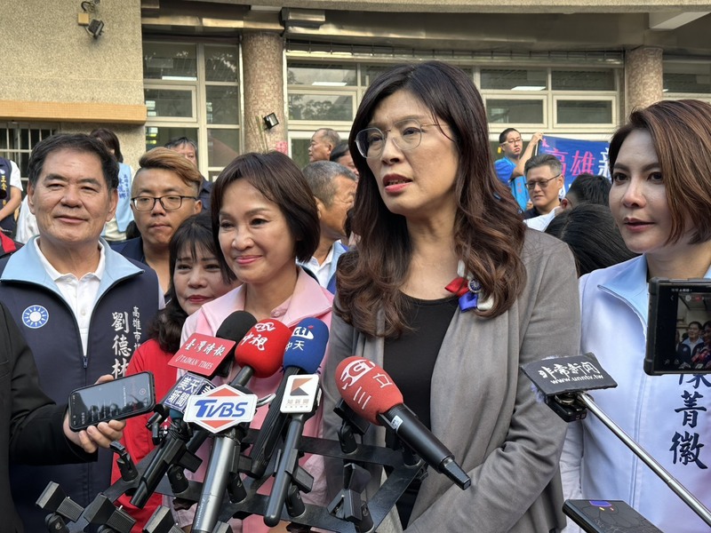  國民黨主席鄭麗文（前右2）29日南下高雄參加黨慶活動，與高雄市黨部主委、立委柯志恩（前右3）同框受訪，回應媒體詢問兩岸、選舉等議題。圖／中央社