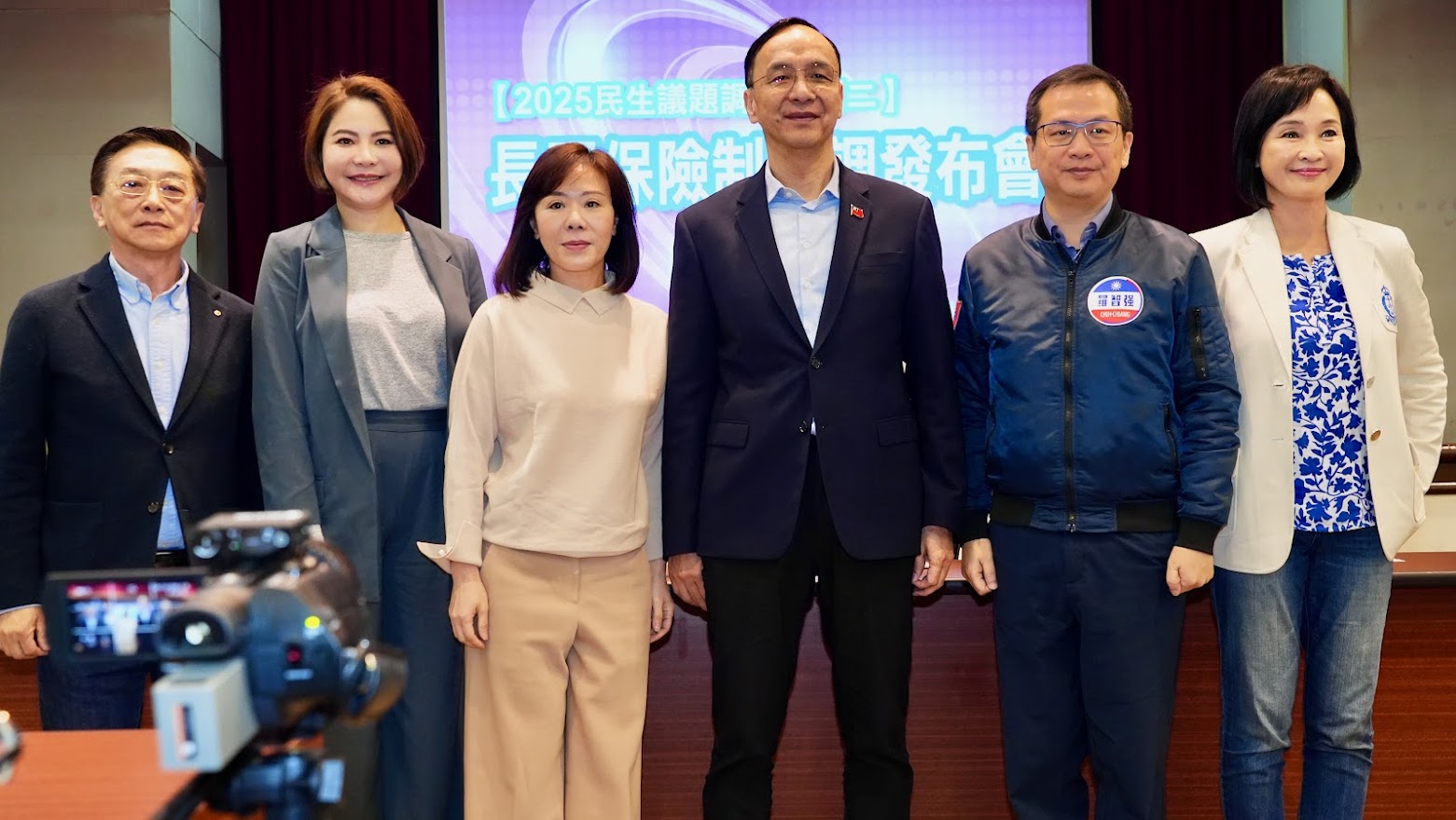 國政基金會20日公布《長照保險法》相關民調，左起國政基金會召集人陳宜民、國民黨立委陳菁徽、國民黨立委李彥秀、國民黨主席朱立倫、國民黨立委羅智強、國民黨立委柯志恩。圖/國政基金會提供