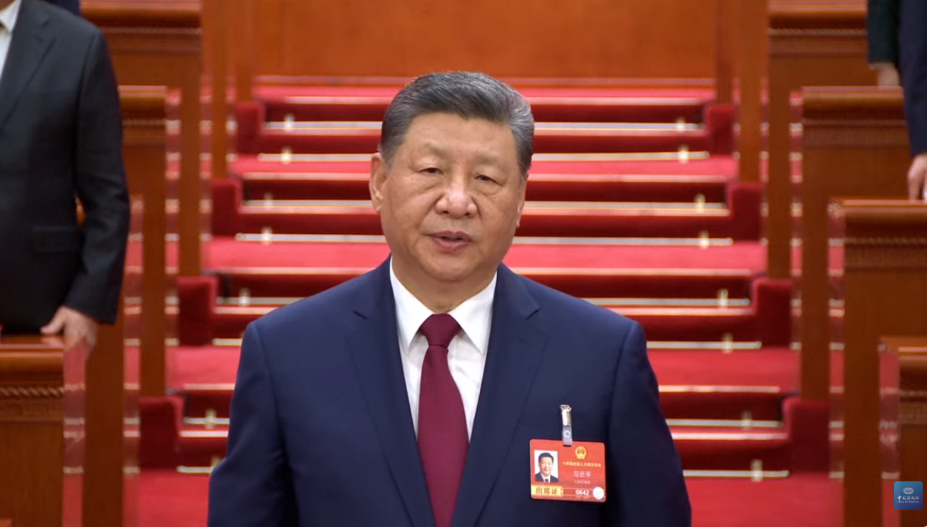 中共十四屆全國人大四次會議12日閉幕，中共總書記習近平出席了閉幕會議。圖／翻攝自中國新聞社 YT頻道