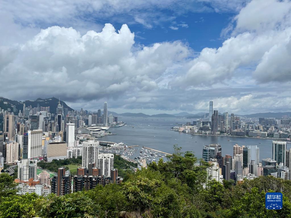 香港房價跌回7年前，港府宣布撤銷房產調控政策「辣招」，住宅交易無須再繳付額外印花稅。圖/取自新華社