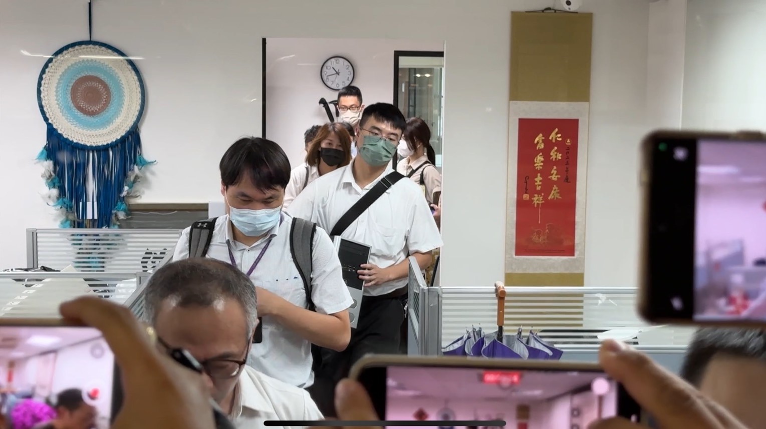 檢廉人員今（30日）一早搜索柯文哲位於台玻大樓的辦公室，搜索約2小時後，帶走一箱證物和2台主機電腦。圖/陳思豪攝