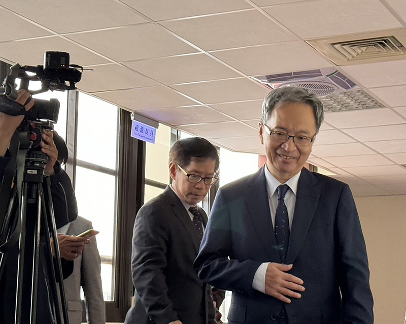 衛福部長薛瑞元任內留下大量政策難題，儘管政務能力欠佳，但在立法院與在野黨舌戰的能力頗受黨內好評，留任呼聲極高。圖/中央社