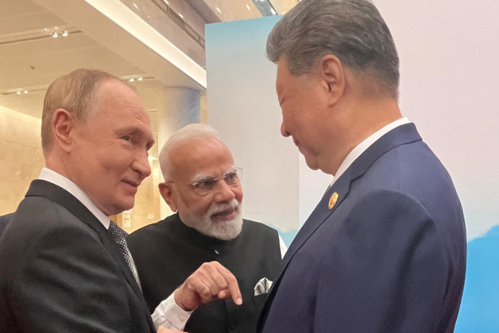 習近平與身旁的普丁聊天時，莫迪一同加入攀談。圖/取自Narendra Modi X