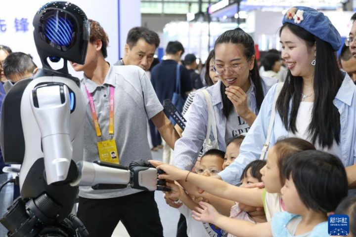 【梅花專論】AI時代　比金錢更稀缺的是照顧人的時間