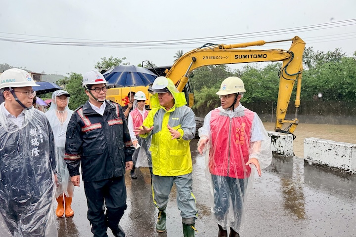 大豪雨襲台，高雄市長陳其邁（左二）25日到旗山區視察，民進黨市長參選人賴瑞隆（左）陪同。圖/高市府水利局提供