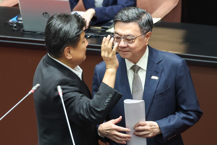 行政院長卓榮泰（右）14日赴立法院提出中聯油脂大豆沙拉油事件及食安監管機制缺失檢討專案報告並備質詢，國民黨立委因卓揆不道歉，占領發言台不讓卓榮台報告，圖為黨團總召傅崐萁阻其發言。圖／中央社