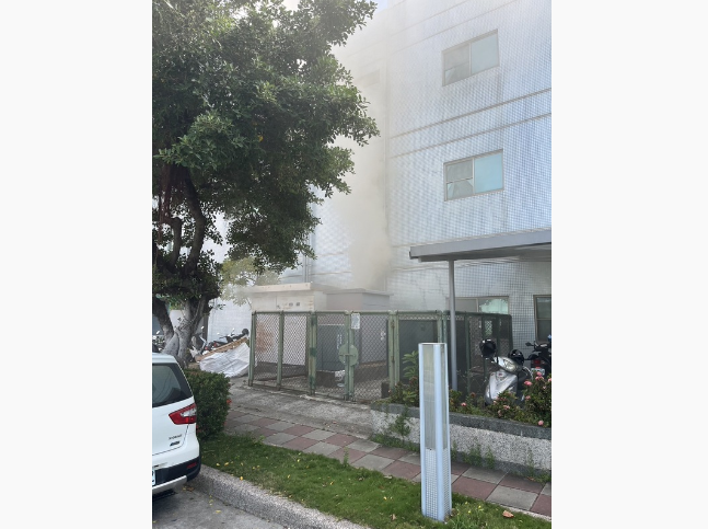 高雄一間面板廠發生火災，濃煙不停向外竄出。圖/中央社