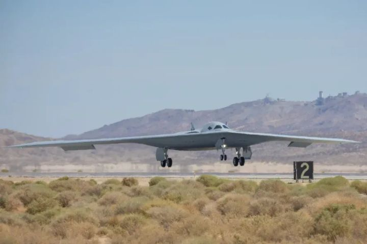 美軍研議讓B-21隱形轟炸機具備空戰能力　遠程空空飛彈成關鍵