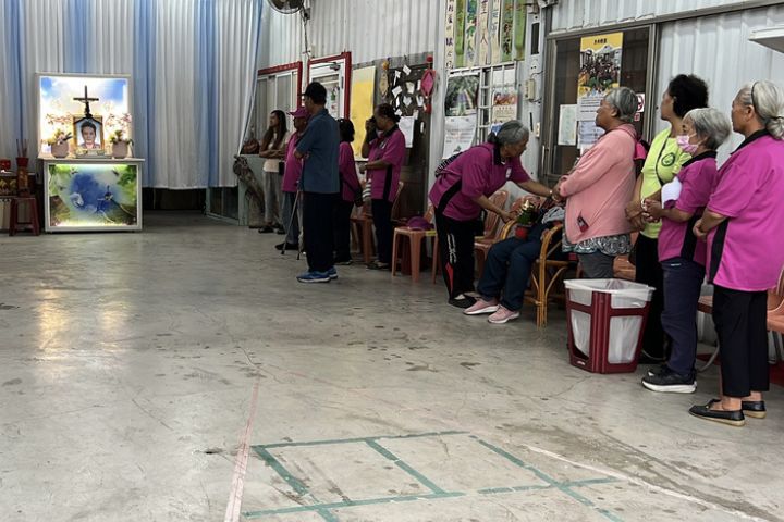 被譽為「超人醫生」的台東南迴地區醫生徐超斌18日晚間不敵病魔逝世，親友長輩19日上午聚集在徐超斌老家等待遺體送回，也有青年朋友幫忙整理靈堂。圖/中央社