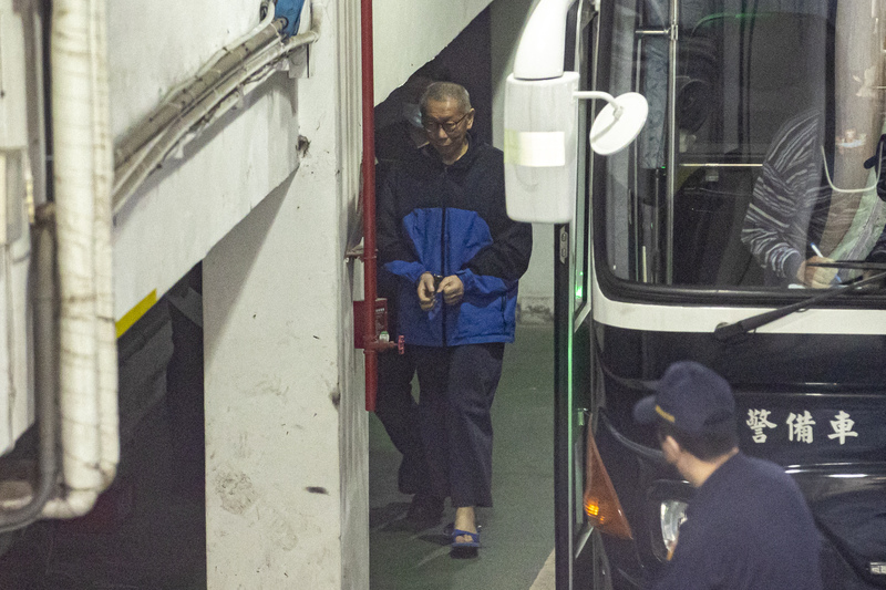 台北地方法院繼續審理京華城及政治獻金案召開準備程序庭，17日上午提訊在押的前台北市長柯文哲（中），這是柯文哲4月初在台北醫院手術後首次出庭。圖／中央社