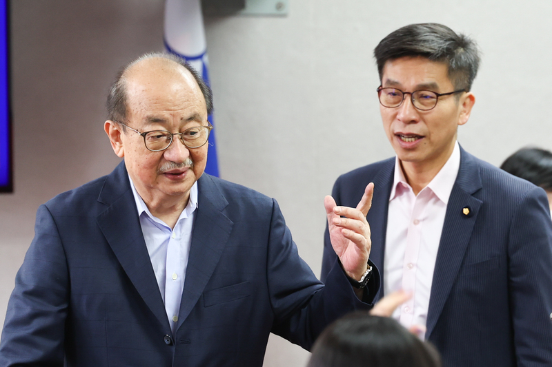 藍委提民進黨8年前國會改革法案，呼籲民進黨立法院黨團總召柯建銘（左）認領。圖/中央社
