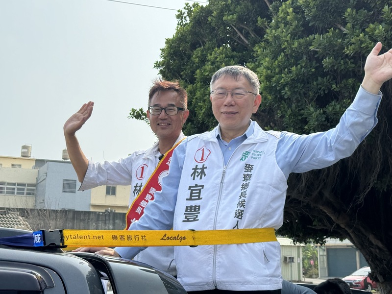民眾黨在雲林縣麥寮鄉長補選失利，黨主席柯文哲（右）把敗選原因指向藍綠媒體夾殺，民進黨砲轟這是典型的「牽拖」。圖/中央社