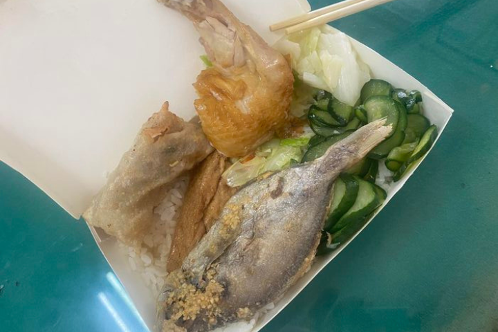 有網友分享雲林北港便當店菜色有魚跟雞腿，竟然只賣60元。圖/取自臉書社團爆廢1公社