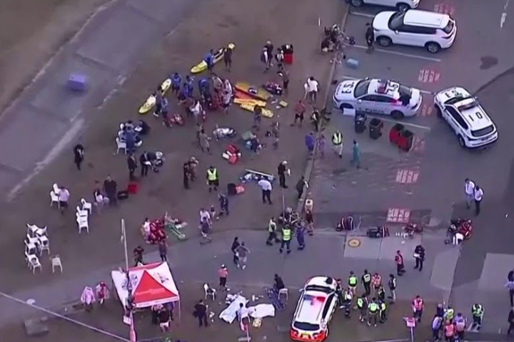 雪梨邦迪海灘槍擊事件死亡人數增至16人，其中包括一名10歲女孩。圖/翻攝自WPLG Local 10 YouTube頻道