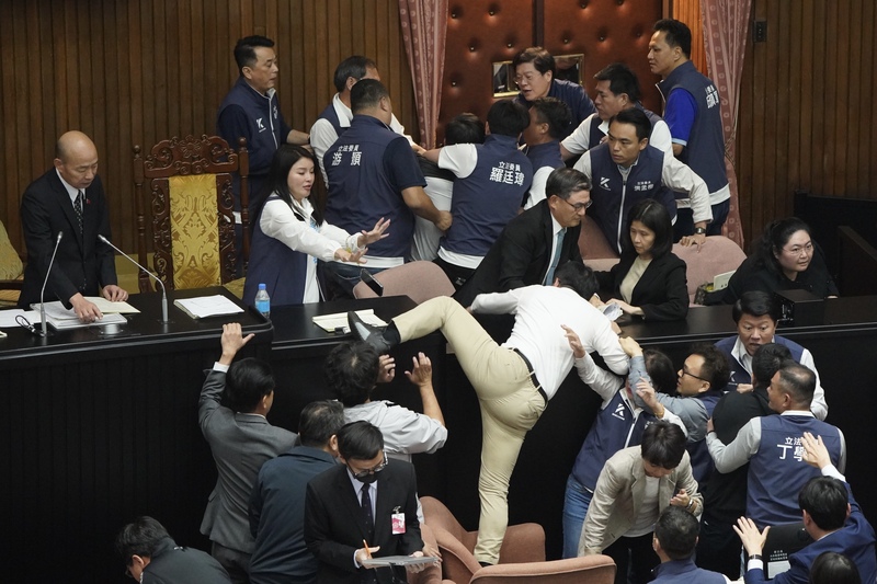 立法院會17日處理藍白所提國會改革法案，朝野立委爆發衝突。圖/中央社