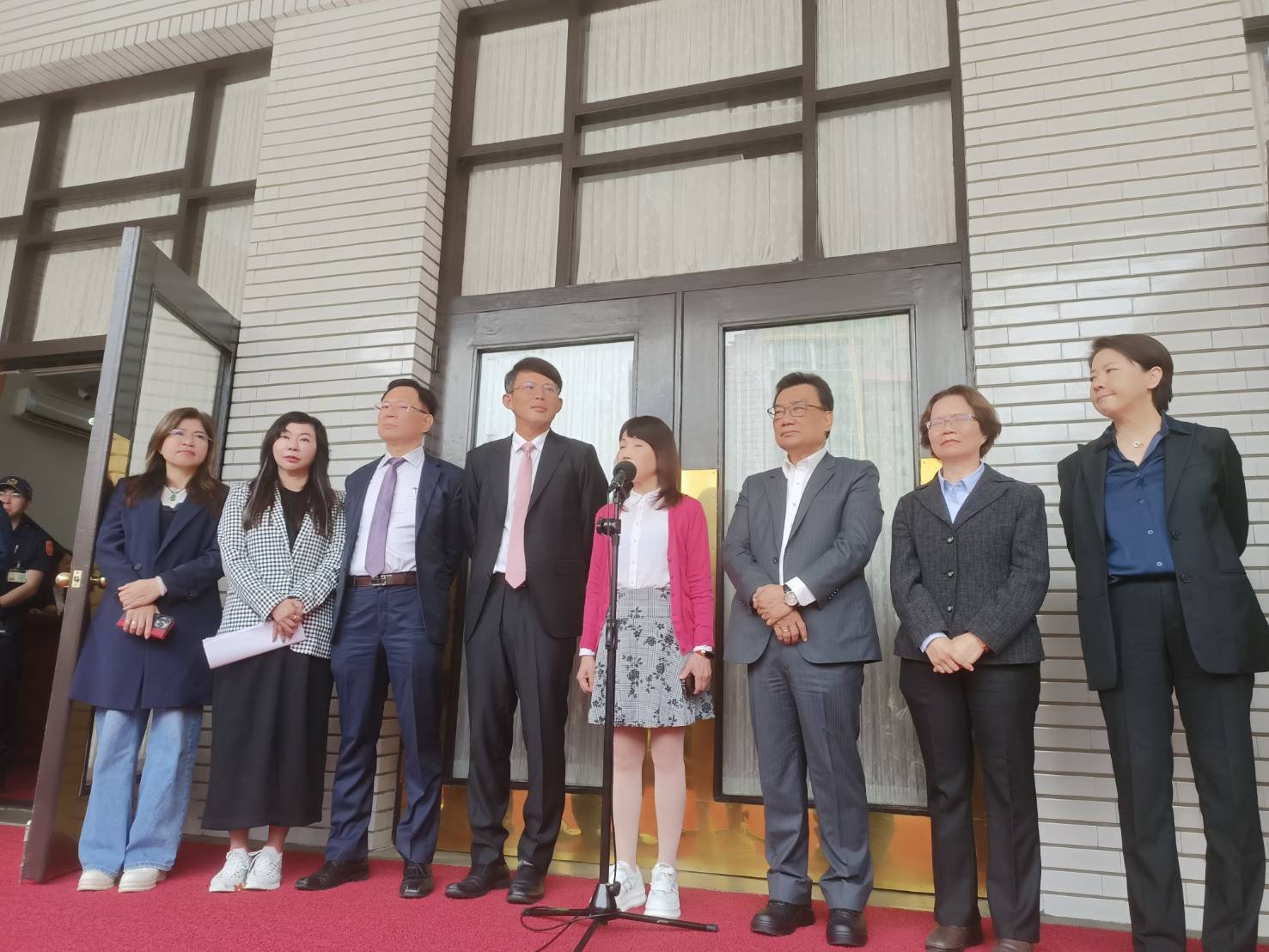民眾黨團8日在立法院議場前痛批民進黨團竟然不顧國計民生，繼續鎖門杯葛院會。圖/記者簡立欣攝