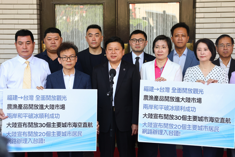 國民黨立院黨團總召傅崑萁（中）偕同16位黨籍立委訪問大陸，為兩岸緊張情勢帶來一絲暖意。圖／中央社
