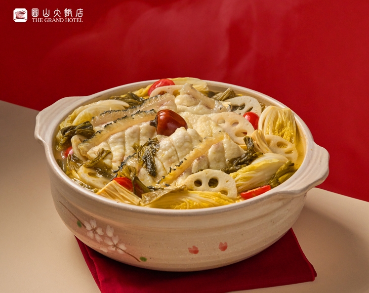 2024亞太年度十大名菜的「富貴有餘──農家老罈酸菜魚」。圖/圓山大飯店提供