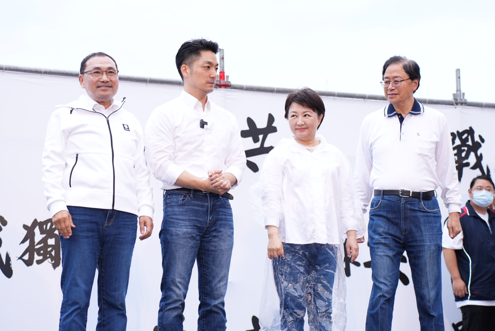 左起新北市長侯友宜、台北市長蔣萬安、台中市長盧秀燕、桃園市長張善政26日參加凱道「反綠共、戰獨裁」活動。圖/記者陳思豪攝