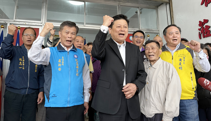 花蓮退休老師葉春蓮嗆聲立委傅崐萁被帶離引發輿論熱議，傅崐萁4日表示概括承受，對葉春蓮表達歉意，並與支持者高喊加油。圖/中央社