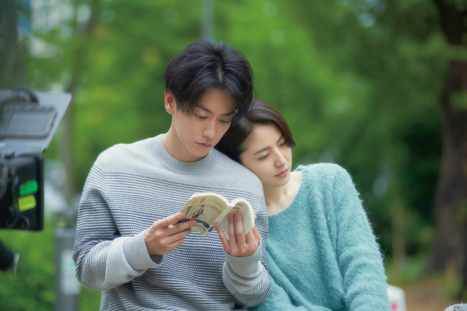 佐藤健（左）、長澤雅美（右）在電影《四月，她將到來。》中首度演情侶。圖/車庫娛樂提供