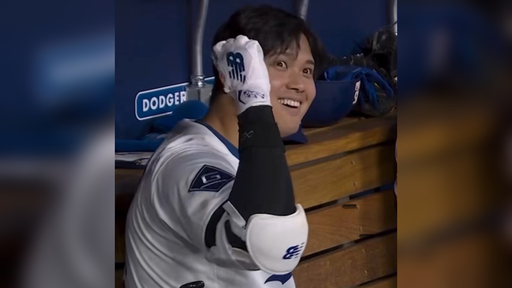大谷翔平在賽後親切對待球迷，或是在比賽空檔替隊友遞水、搬裝備，人緣相當好。圖/取自道奇IG影片