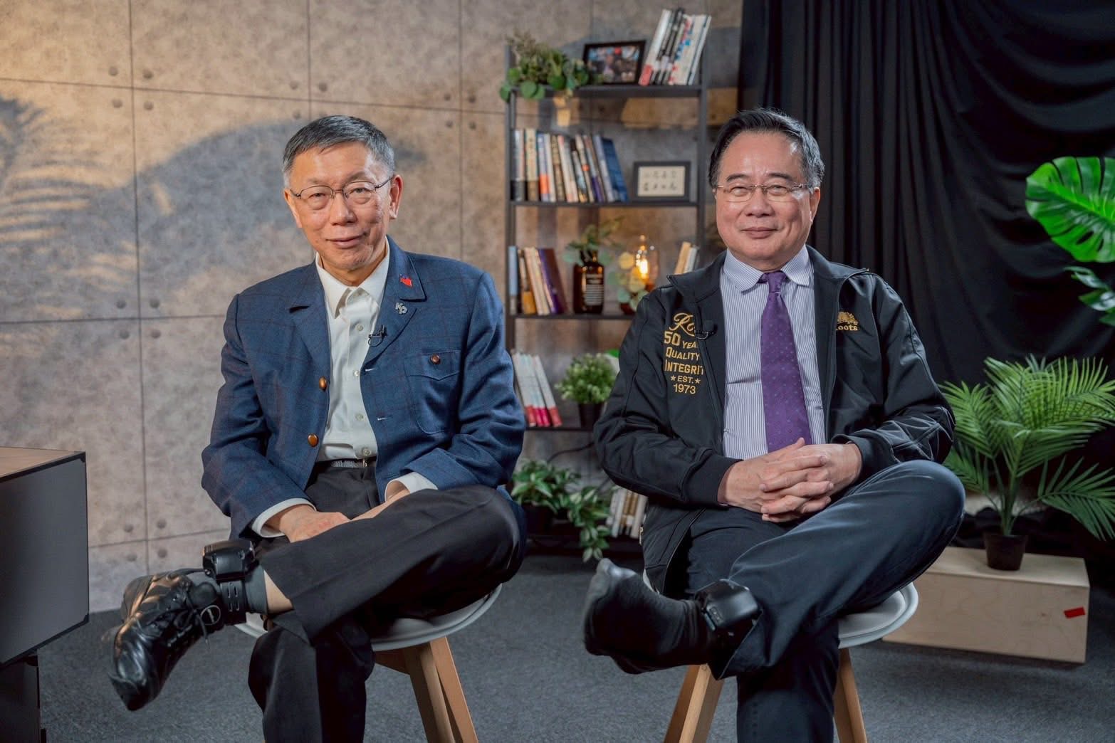 蔡正元合體柯文哲錄土城十講　一起翹腳秀出「電子腳鐐」