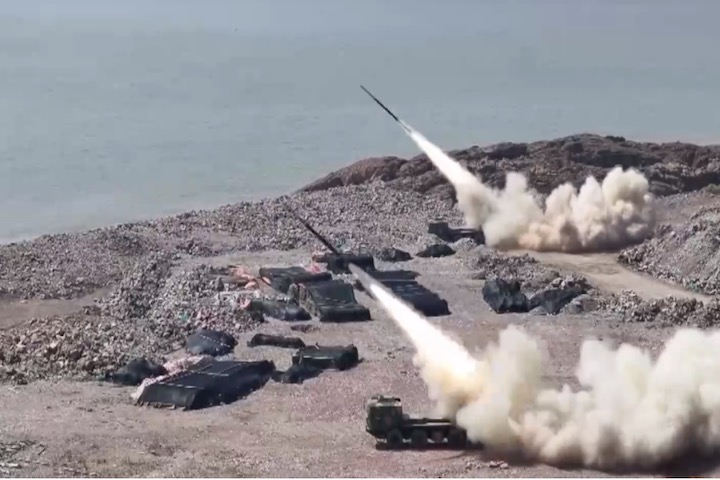 解放軍於2日進行「海峽雷霆-2025A」軍演，在東海實施實彈射擊。圖/取自央視