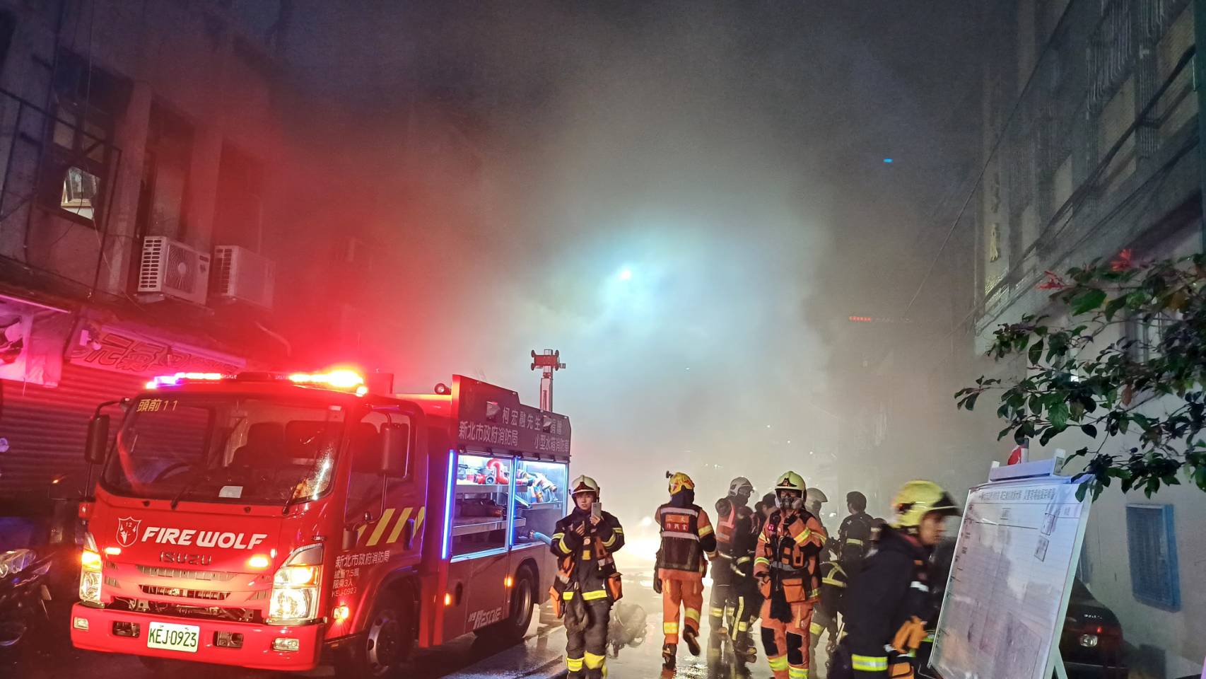 28日深夜10點多三重區中興北街上的公寓，傳出火警，所幸僅1人遭嗆傷，送醫後並無大礙。圖／警方提供