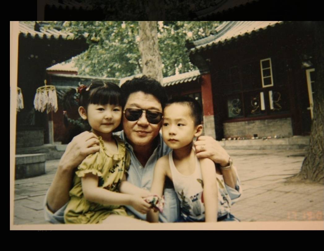 美籍台商程家昌(中)是薄瓜瓜(右)幼年時的海外監護人。圖/程家昌提供