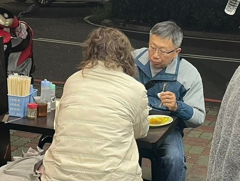 網友目擊一位神似前民眾黨主席柯文哲的男子在羊肉湯店用餐。圖／取自爆廢公社社團貼文