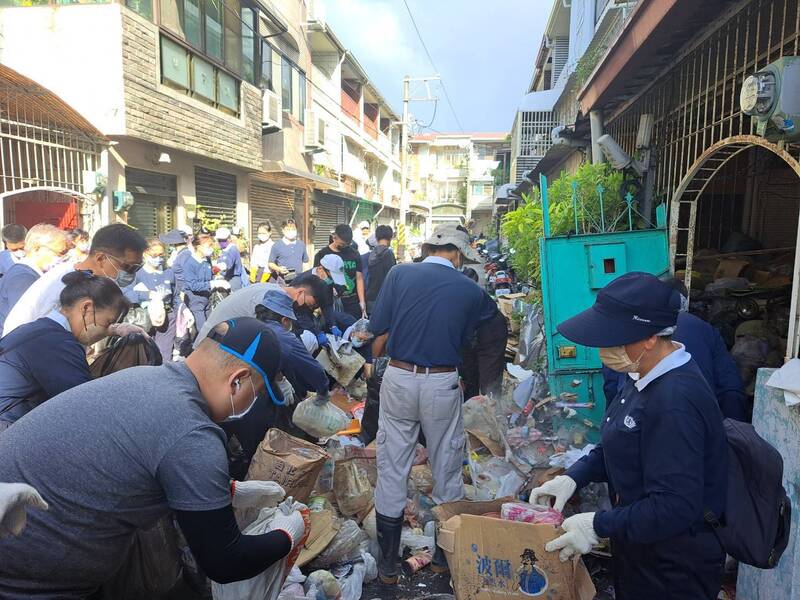 為還給高齡夫婦舒適整潔的居住環境，上百名志工合力為其清理住家。圖/中央社