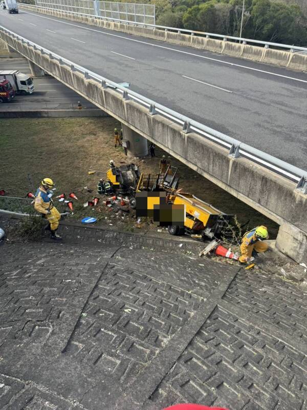工程緩衝車撞擊外側護欄自國道翻落橋下，消防局獲報立即派員到場救援。圖/中央社