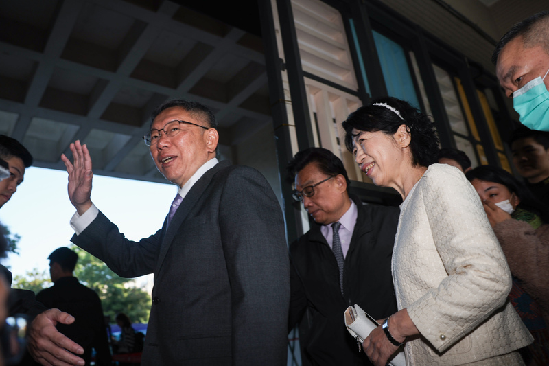 柯文哲偕妻陳佩琪13日投完票，14日過結婚33周年紀念，陳佩琪想到「藍白合」感觸很深。圖／中央社