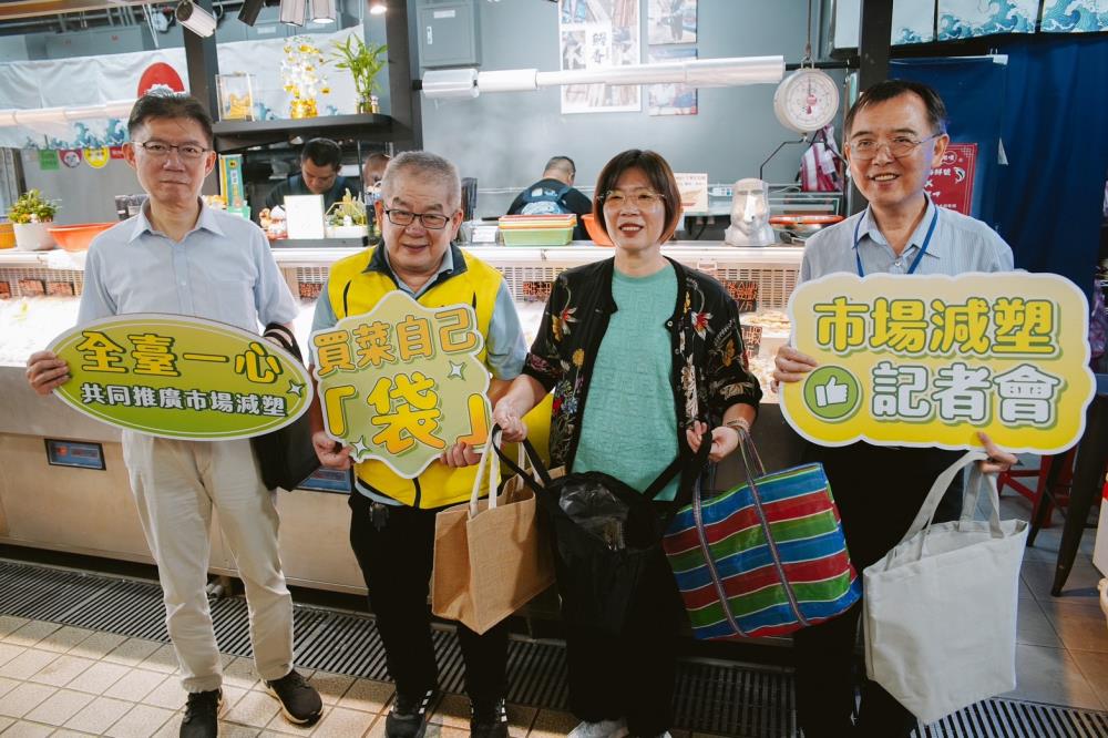環境部資源循環署長賴瑩瑩(右二)、台北環保局副局長盧世昌(右一)、南門市場會長王銓國(左二)與台北市市場處陳庭輝處長(左一)推動市場減塑。圖/環境部資源循環署提供