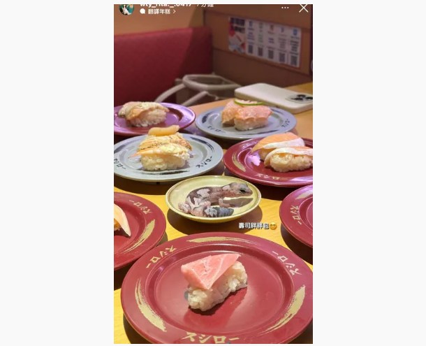 女大生將寵物蜥蜴帶到壽司郎用餐，還將蜥蜴放在醬料碟中，拍照上傳社群平台。圖/翻攝自Dcard