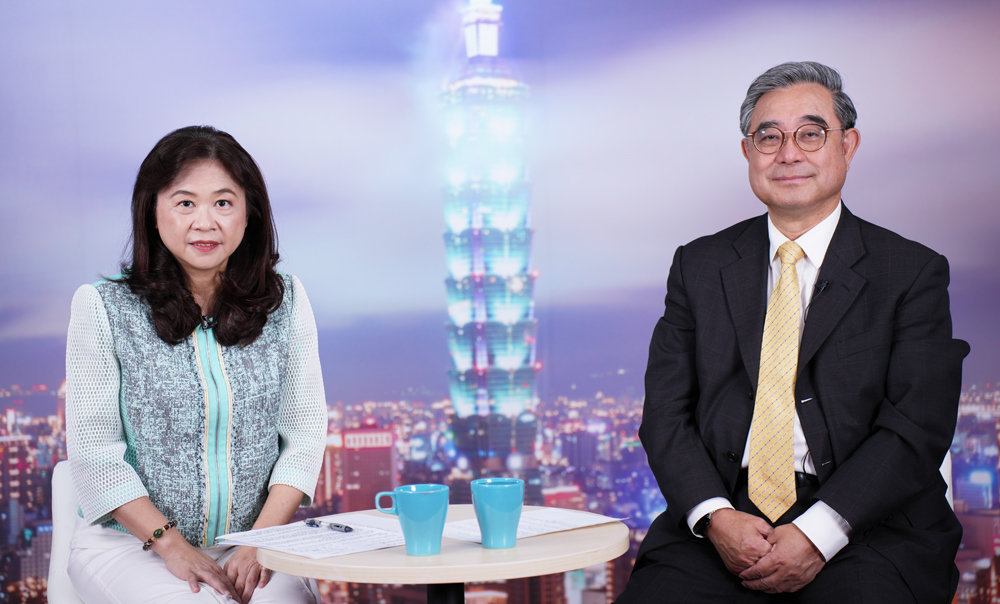 前台北市副市長李永萍（左）、新黨主席吳成典27日在「台商政經講堂」對話，兩人認為，海峽論壇後，統獨對撞加劇但交流卻露出曙光。圖/梁鴻欣攝