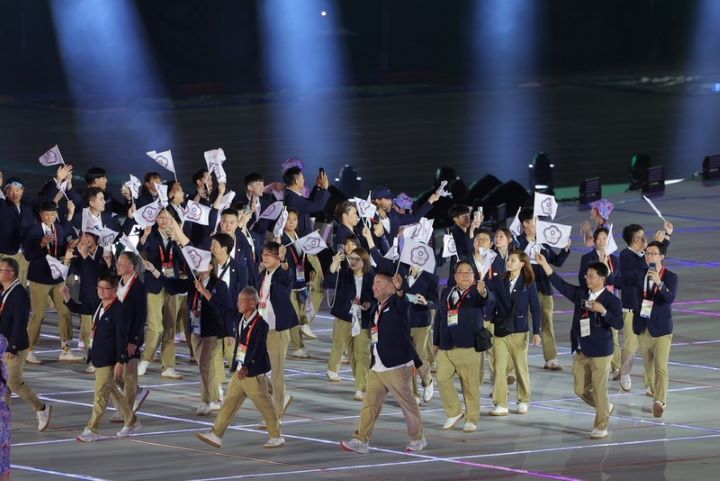 2026愛知名古屋亞運19日盛大舉辦開幕典禮,中華代表團以英文T字開頭,被排在第36個進場,團隊成員入場時開心揮舞手中會旗。圖/中央社