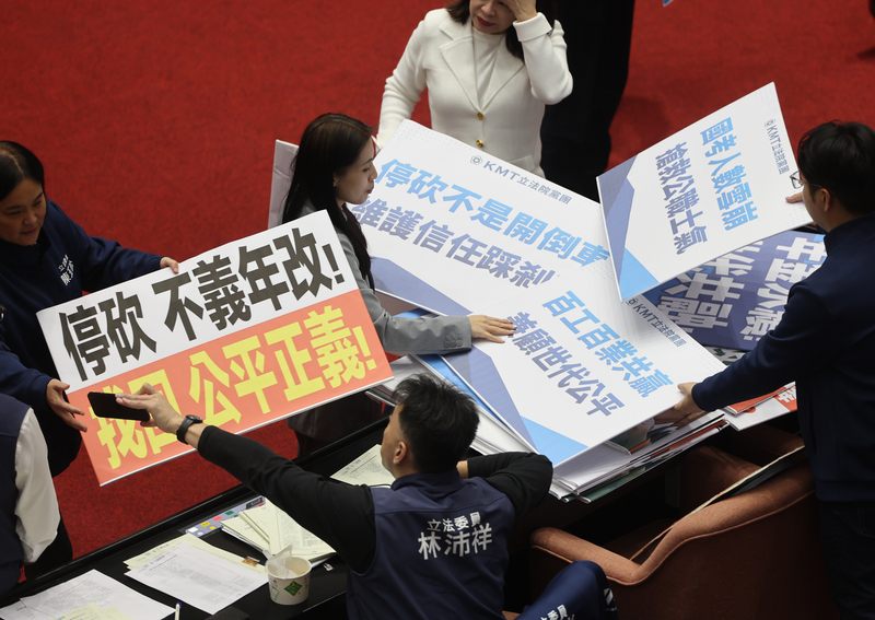 翁曉玲批賴政府造謠：政府應補足公教年金3600億、不是7000億