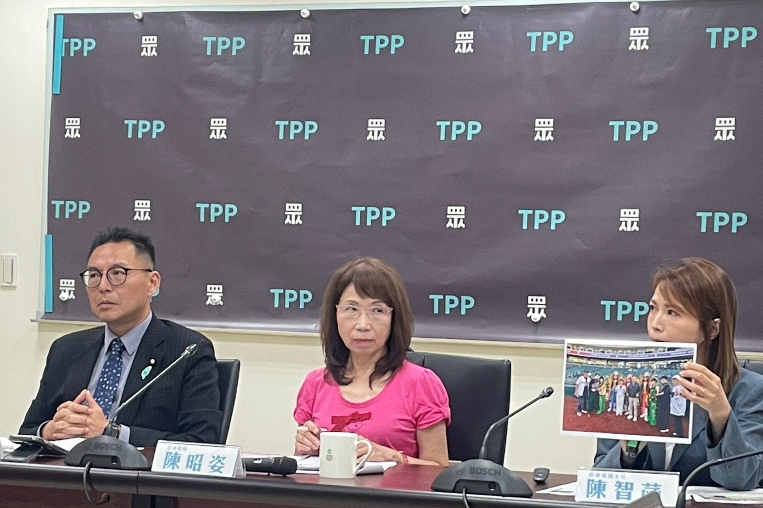5日記者會由民眾黨立院黨團幹事長洪毓祥（左）、副總召陳昭姿（中）及黨團主任陳智菡（右）共同出席，指控僑委會主委徐佳青讓年約14歲的兒子冒充僑委會「攝影官」出席公務行程。圖/記者洪子苓攝